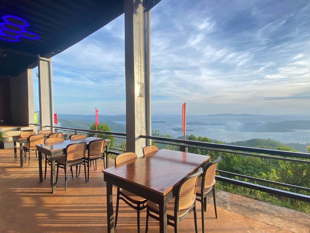 An open restaurant deck with tables set along a railing above the islands